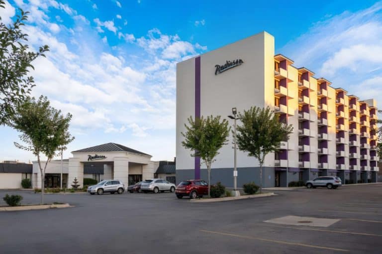 Street view of the Radisson Hotel at 270 Ann Street NW in Grand Rapids, MI, a 99,527 SF property on 3.23 acres, recently acquired with representation from Bradley Company West Michigan.